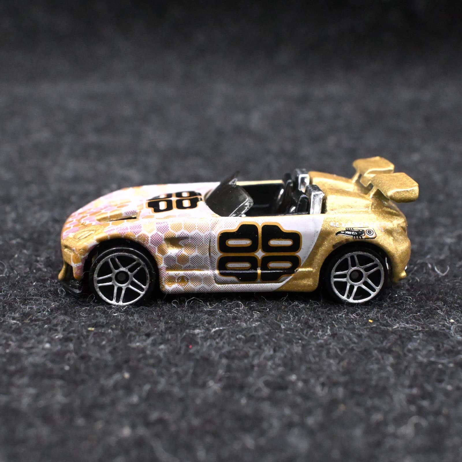 Hot Wheels Mattel 2001 Tantrum Convertible Car Diecast Bee Hive 1:64 Collectible