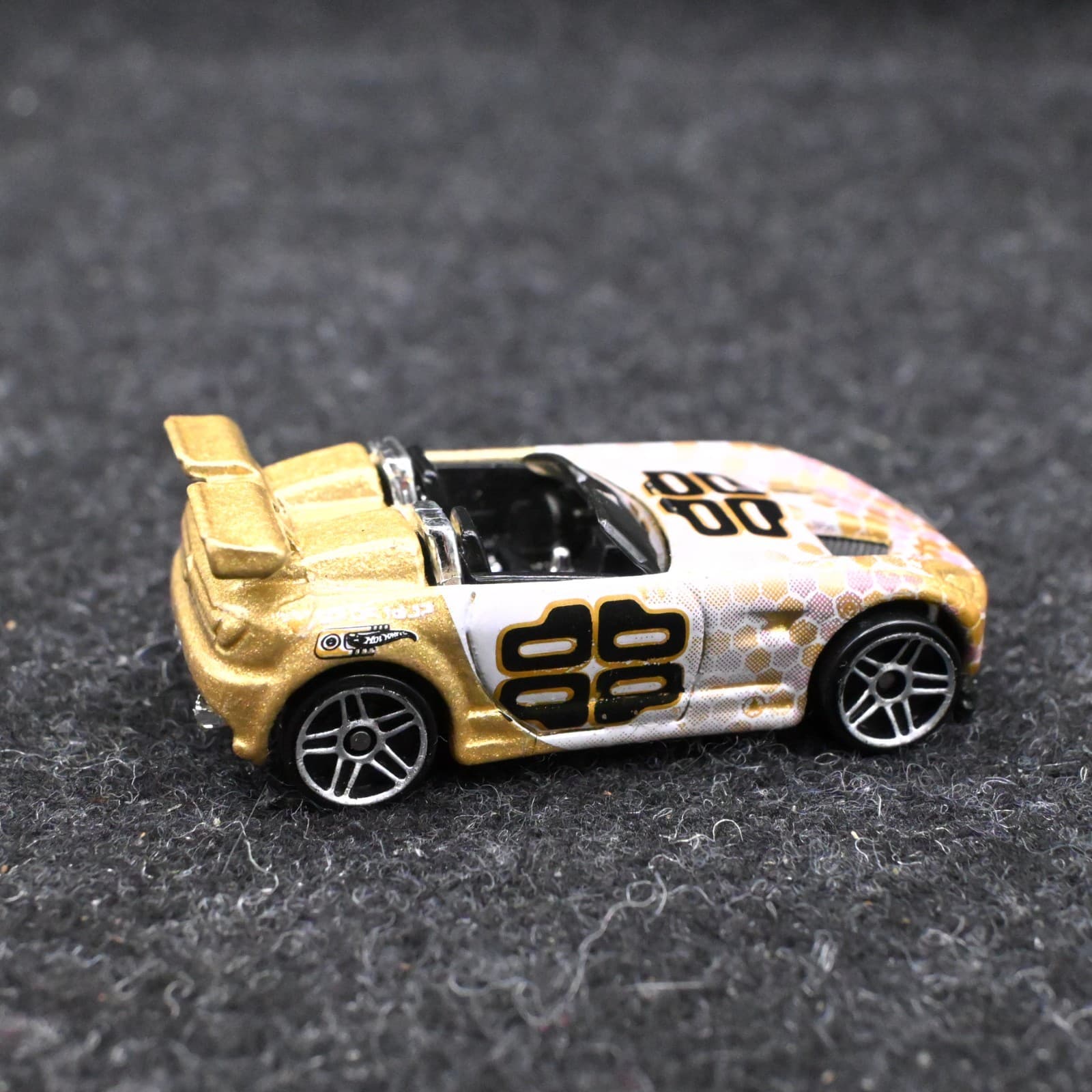 Hot Wheels Mattel 2001 Tantrum Convertible Car Diecast Bee Hive 1:64 Collectible - Thumbnail 3