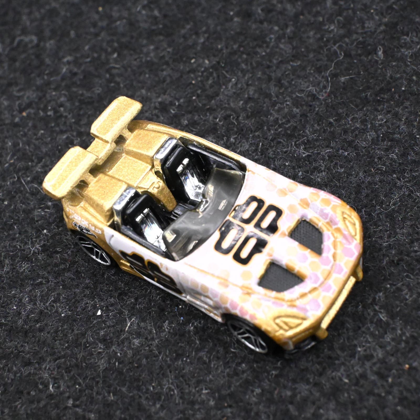 Hot Wheels Mattel 2001 Tantrum Convertible Car Diecast Bee Hive 1:64 Collectible - Thumbnail 5