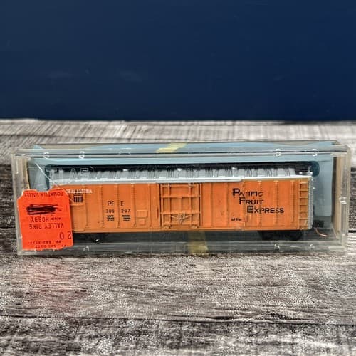 Atlas 2304 Pacific Fruit Express Reefer N Scale Train Box Car