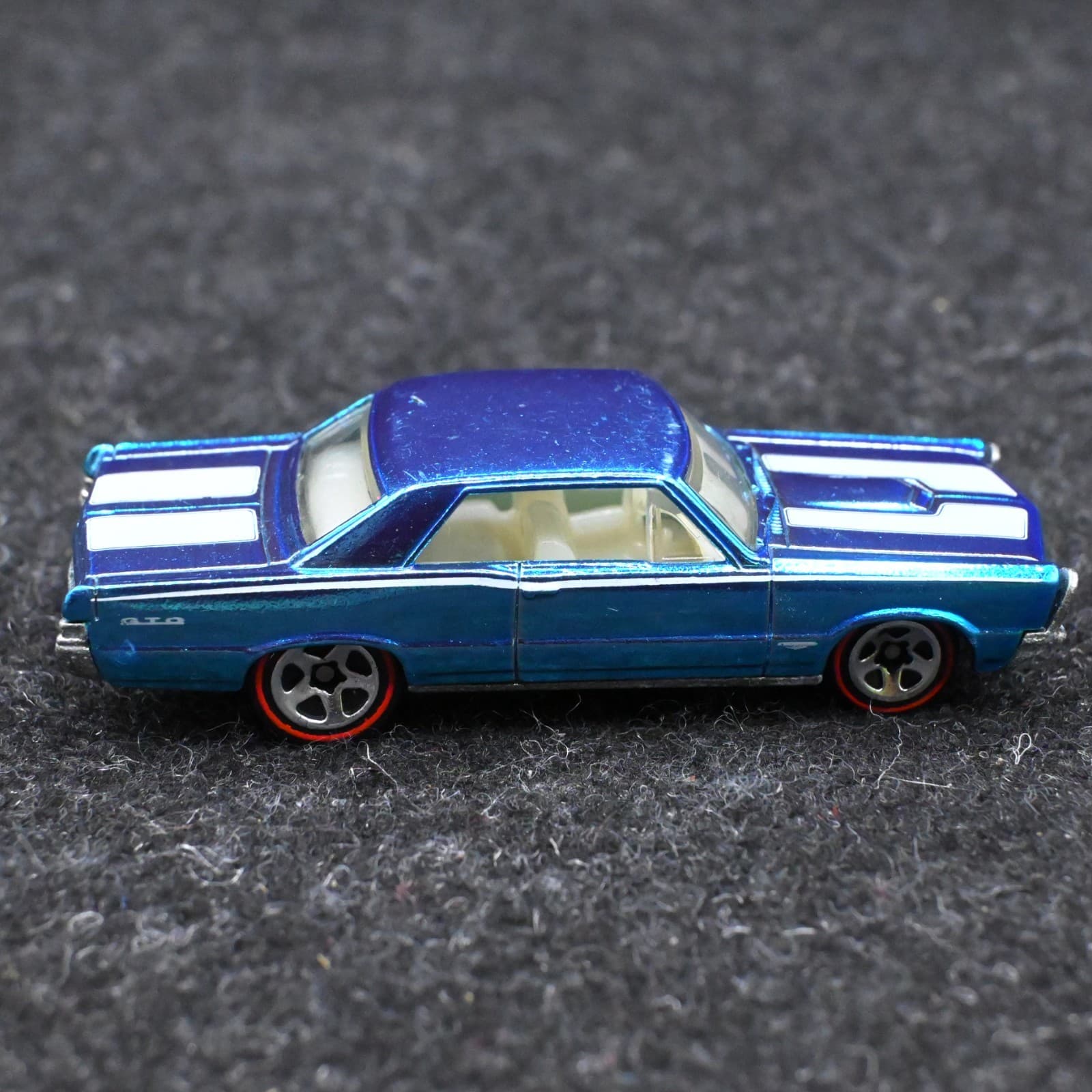 LOOSE Hot Wheels Classics Series 1 1965 Pontiac GTO Blue Spectraflame Redline - Thumbnail 3