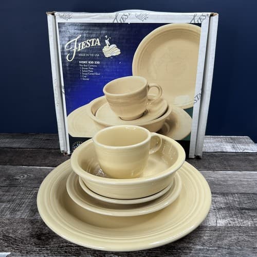Fiesta Ivory (retired) Classic Rim 5-Piece Place Setting W/ Box