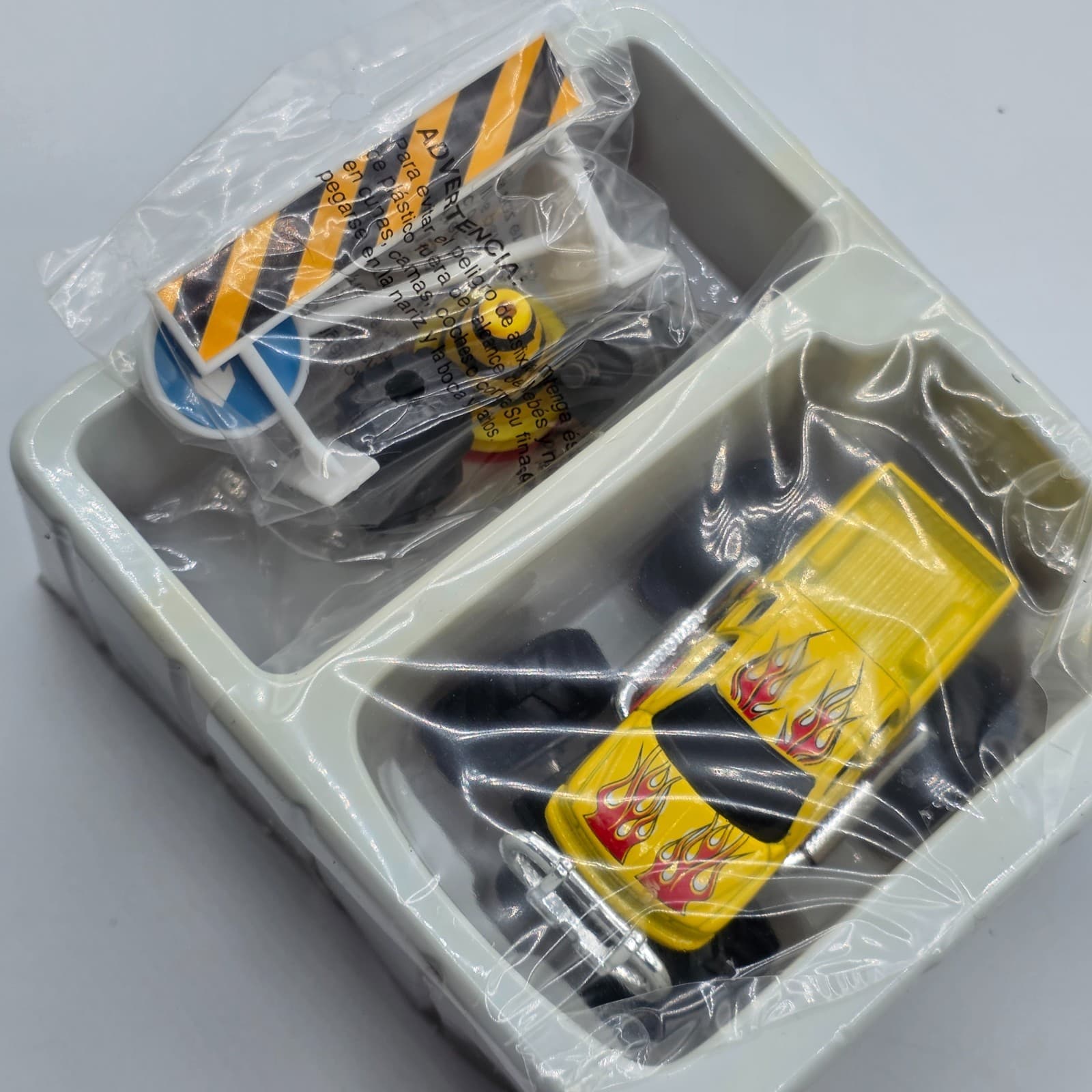 Vintage Monster Trucks Fire Chief Die-Cast Sport Rebel NIB Maisto 2003 F686091 - Thumbnail 4