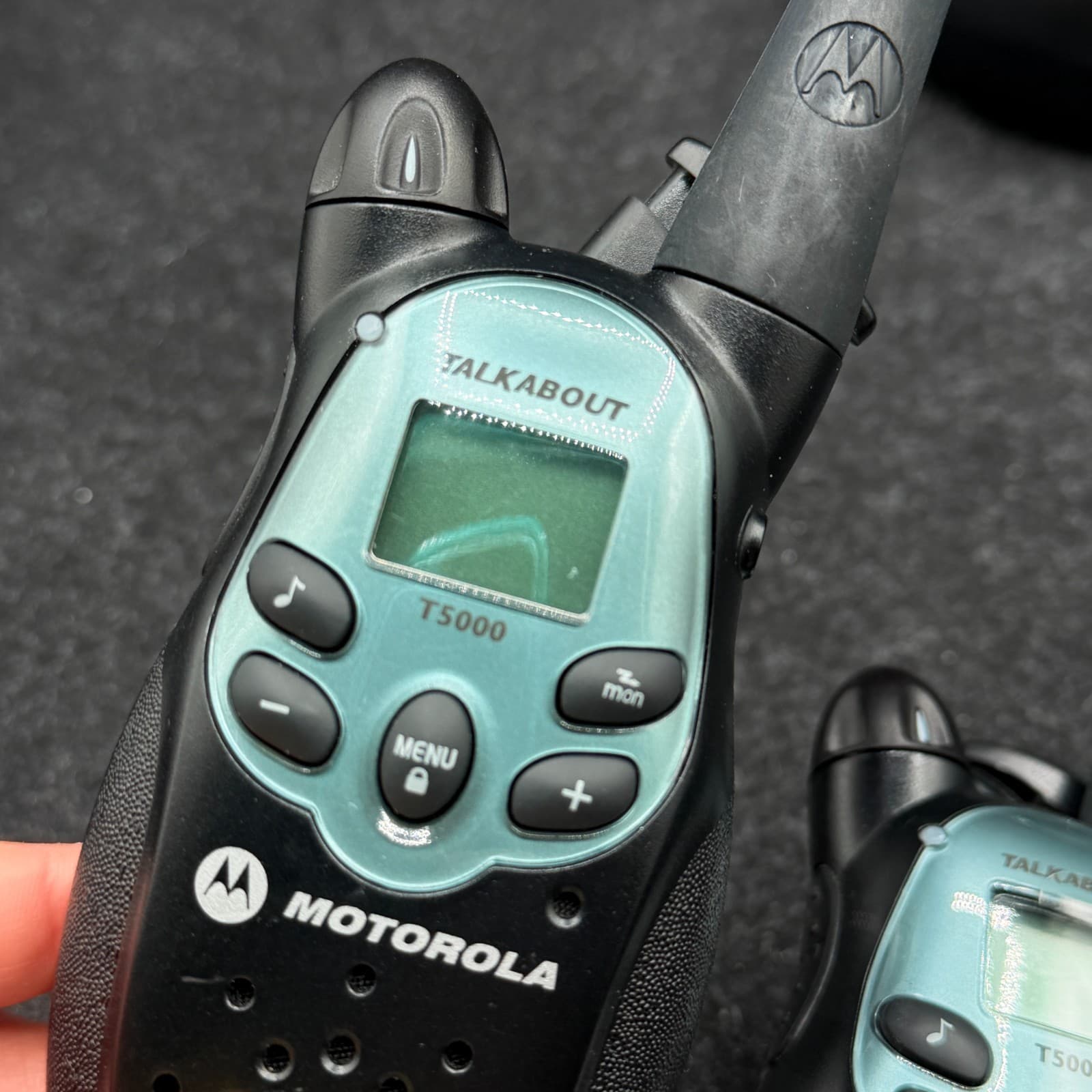 2 Motorola Talkabout T5000 22-Ch 2-Way Radio Walkie Talkie Set with Charger - Thumbnail 7