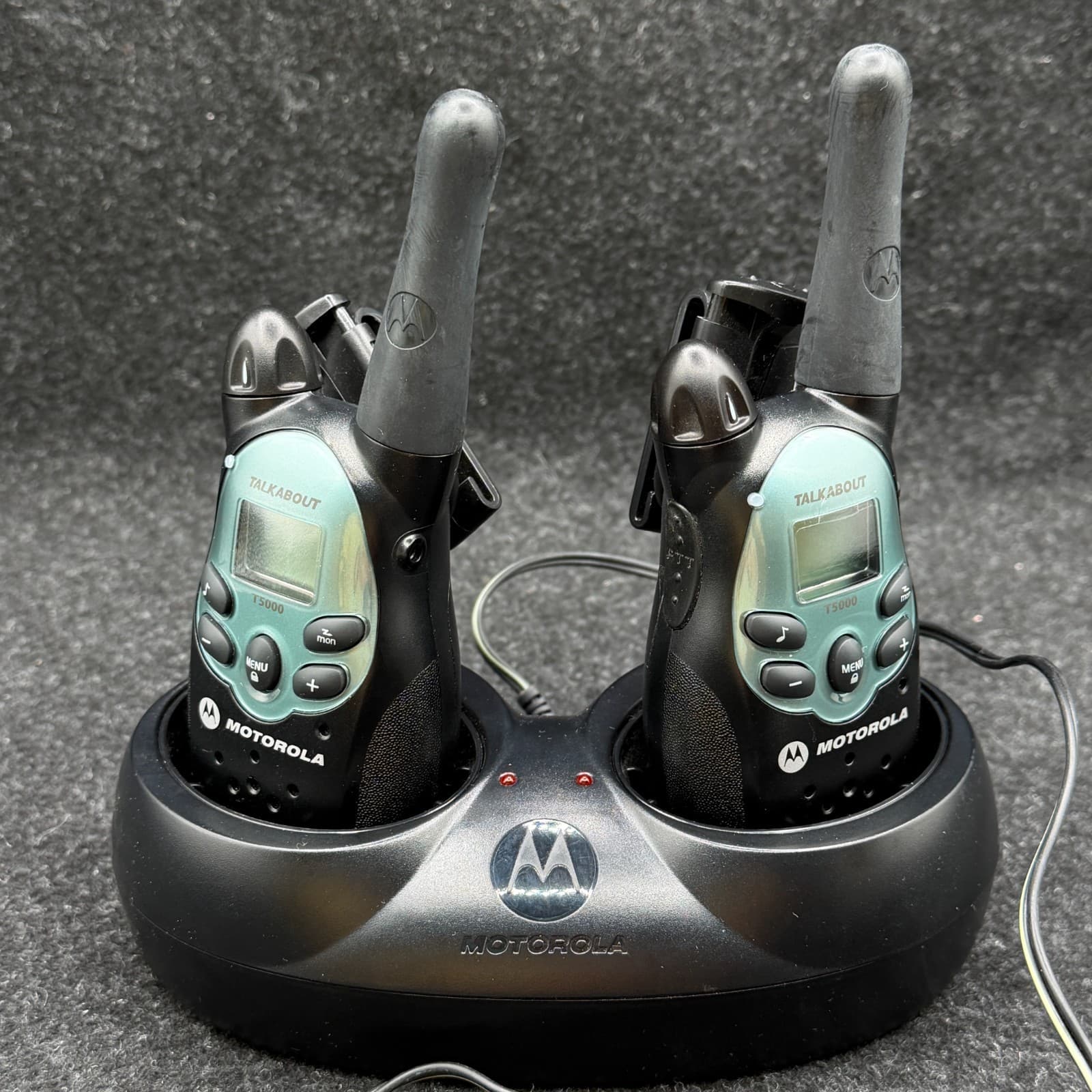 2 Motorola Talkabout T5000 22-Ch 2-Way Radio Walkie Talkie Set with Charger - Thumbnail 3