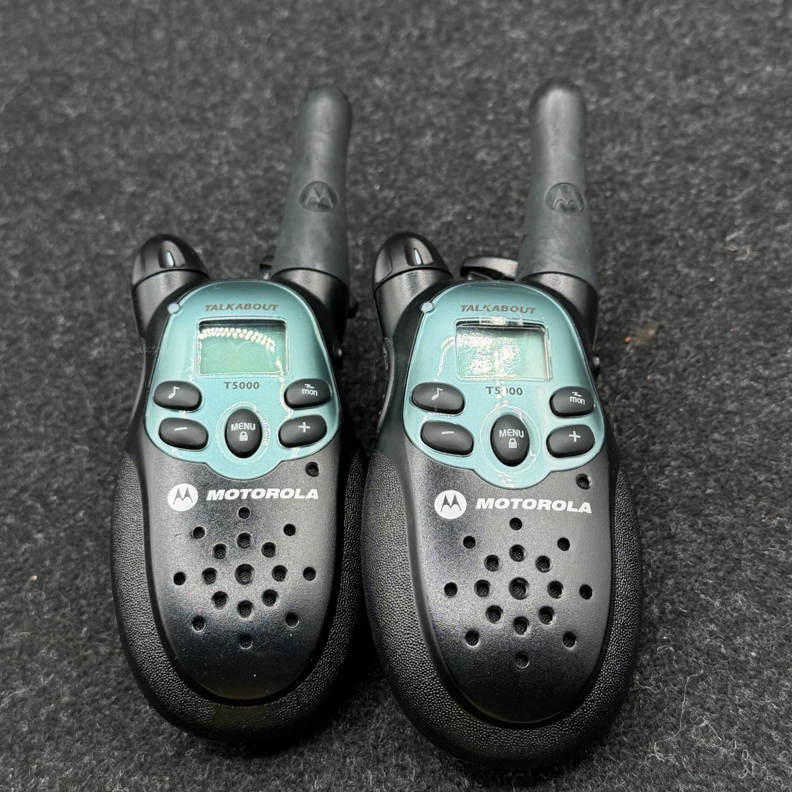 2 Motorola Talkabout T5000 22-Ch 2-Way Radio Walkie Talkie Set with Charger - Thumbnail 6