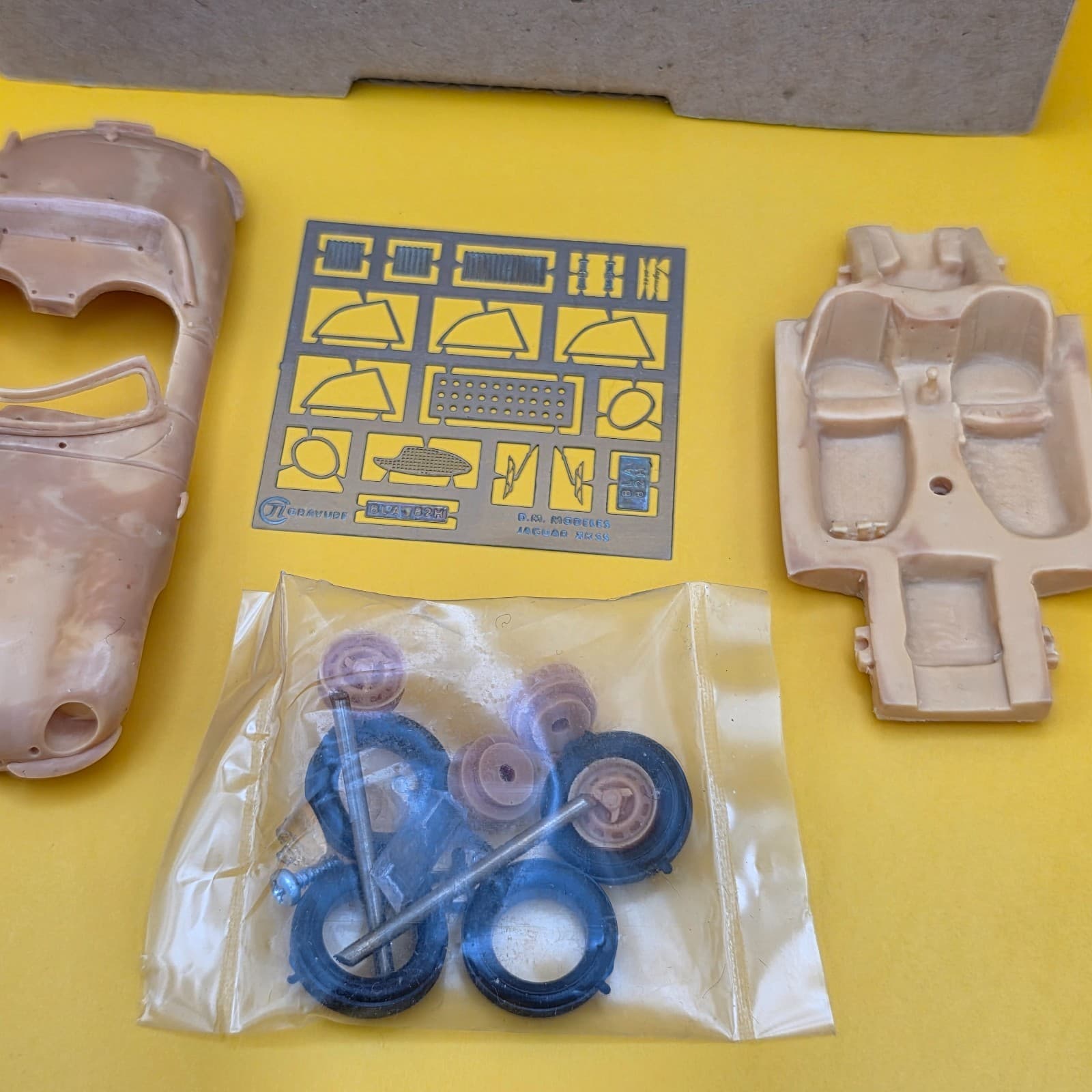 AV198 PROVENCE MOULAGE 1/43 1:43 KIT RESINE MONTE JAGUAR XK SS 1957 REF K759 - Thumbnail 3