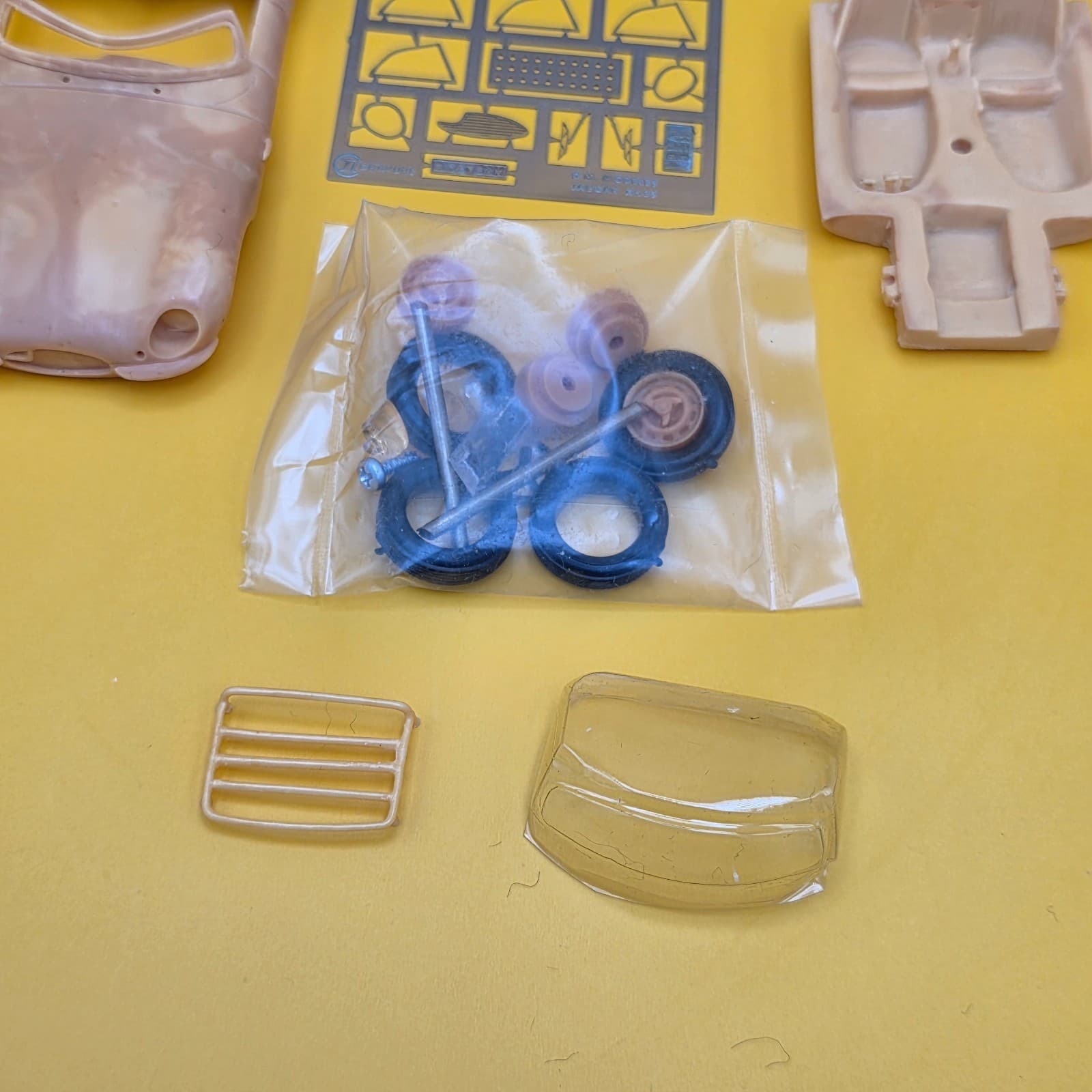 AV198 PROVENCE MOULAGE 1/43 1:43 KIT RESINE MONTE JAGUAR XK SS 1957 REF K759 - Thumbnail 5