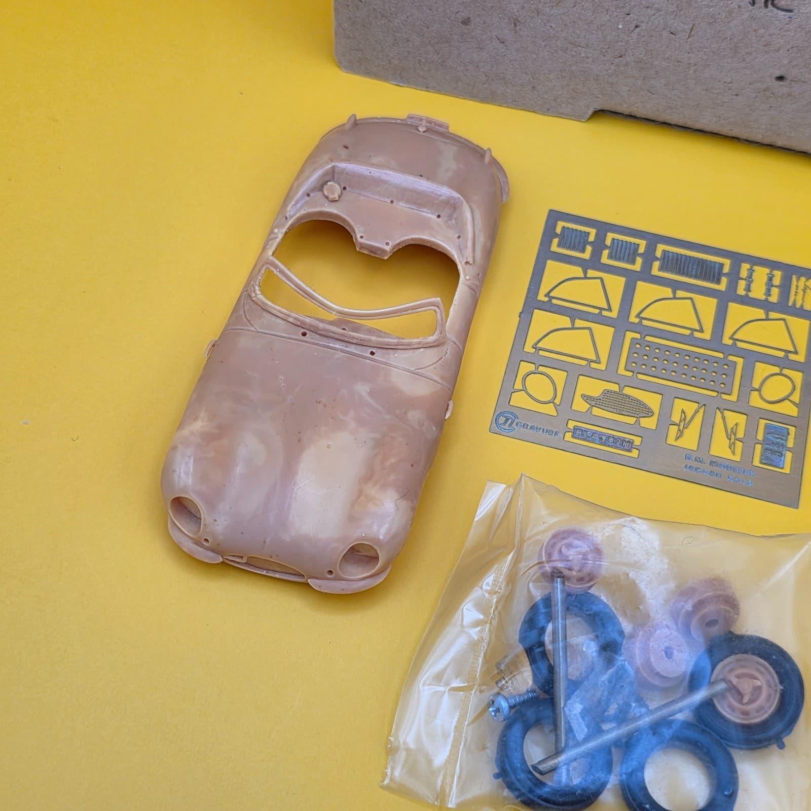 AV198 PROVENCE MOULAGE 1/43 1:43 KIT RESINE MONTE JAGUAR XK SS 1957 REF K759 - Thumbnail 2
