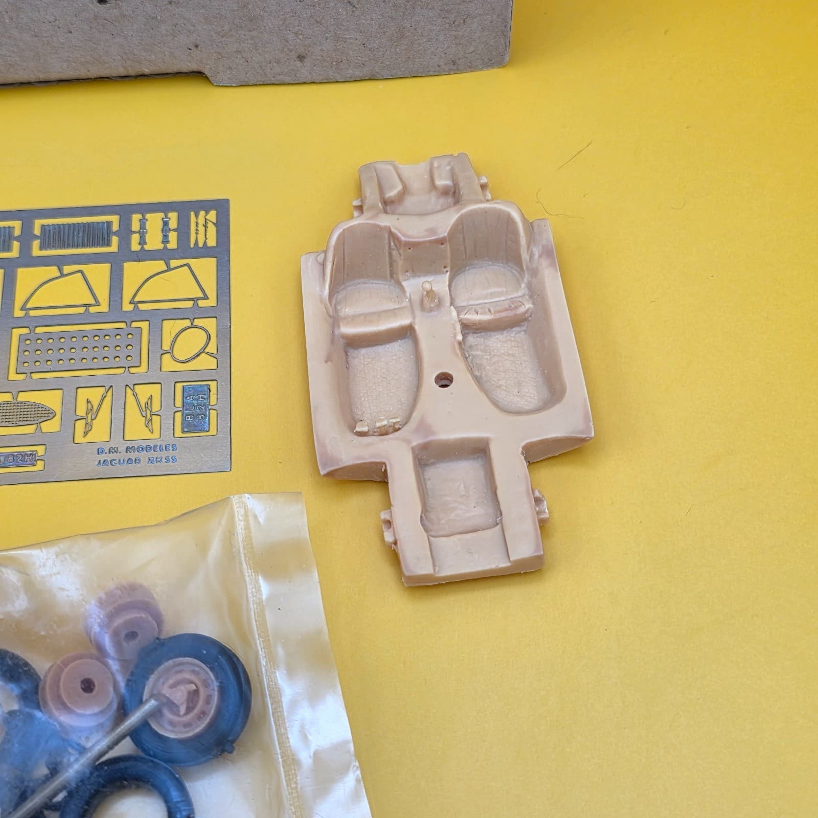 AV198 PROVENCE MOULAGE 1/43 1:43 KIT RESINE MONTE JAGUAR XK SS 1957 REF K759 - Thumbnail 4