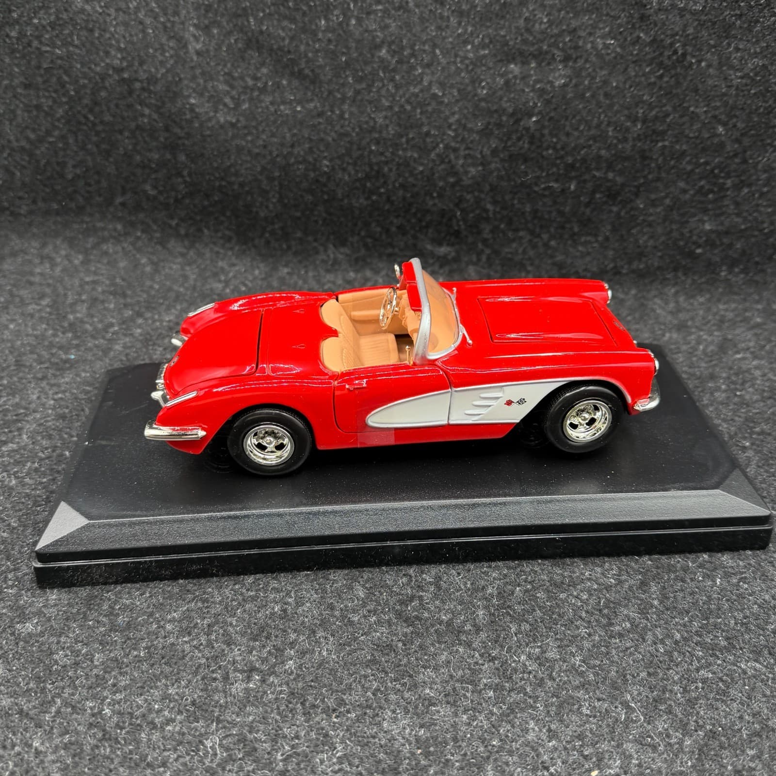 MotorMax 1959 Corvette Red Die-cast Metal Model car 1:24 New Collectible Car - Thumbnail 8