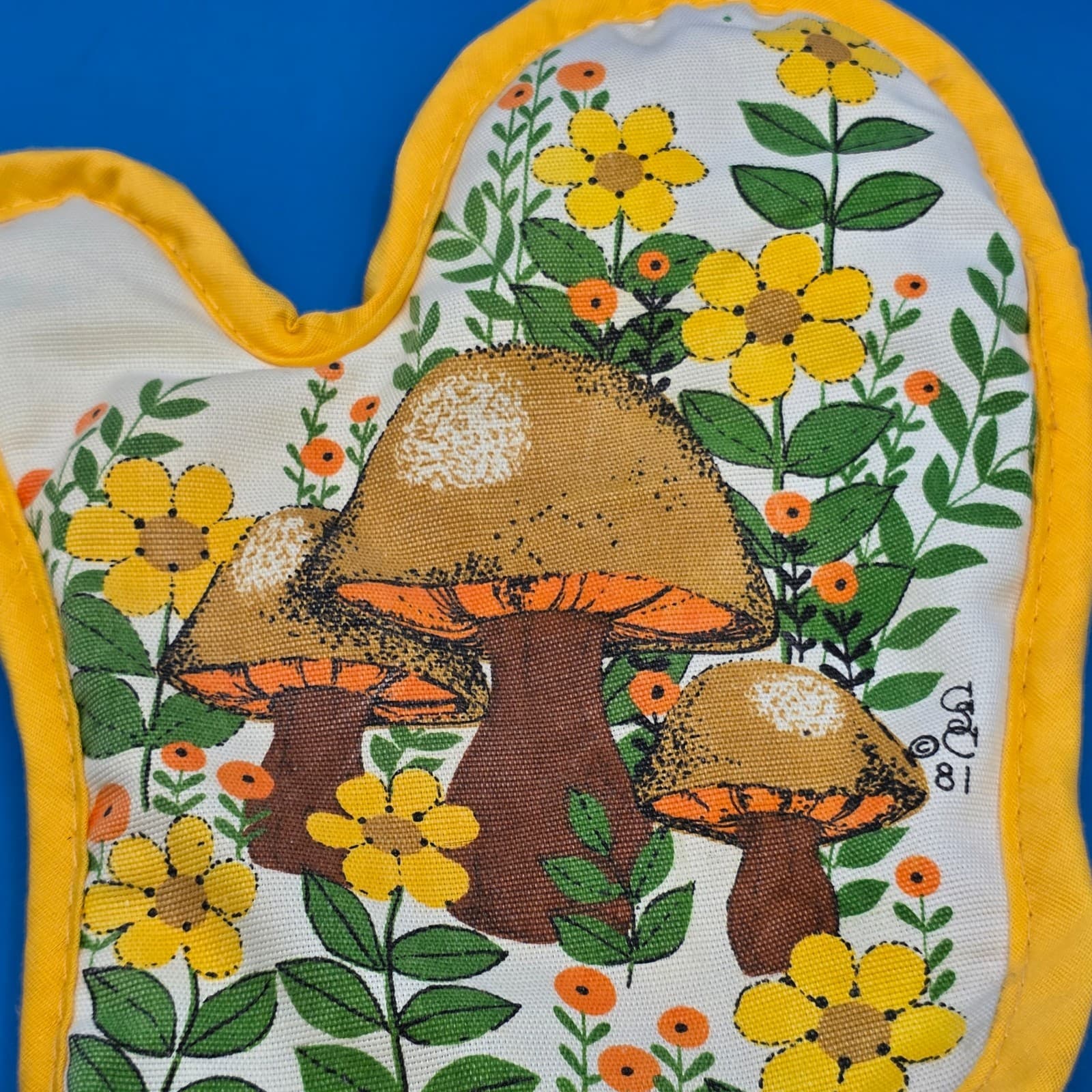 Vintage Yellow Mushroom Butterfly Oven Mitt Pot Holder - Thumbnail 3
