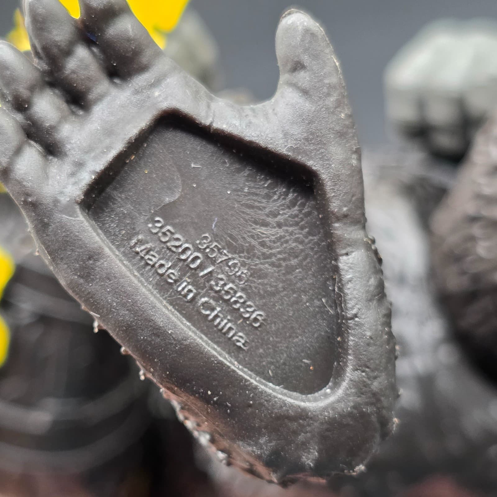 Godzilla X Kong The New Empire Kong With Beast Glove Figure - Thumbnail 3