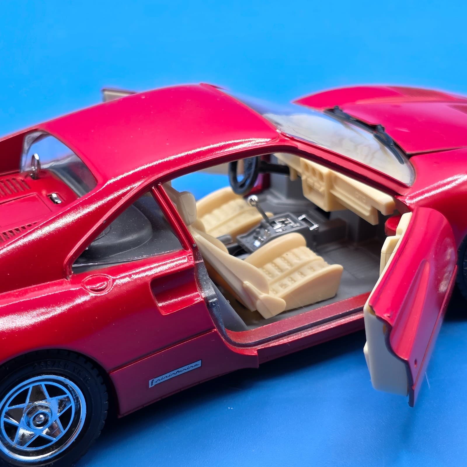 Burago Diecast Red Ferrari GTO 1984 Made in Italy 1:24 BBurago #0172 - Thumbnail 6