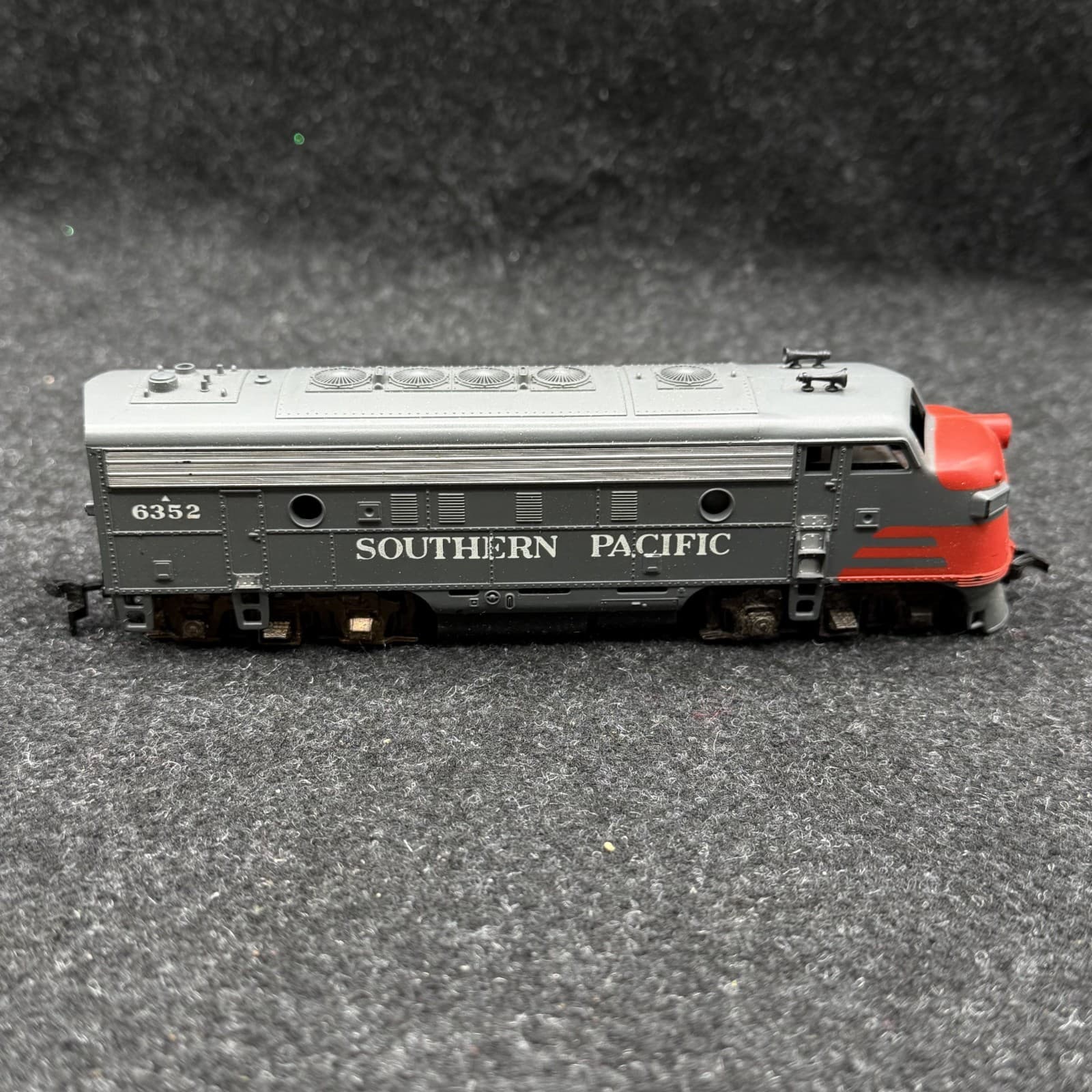 Athearn 3223 HO Scale Souther Pacific DMY F7A "Bloody Nose" #6352 - Thumbnail 4