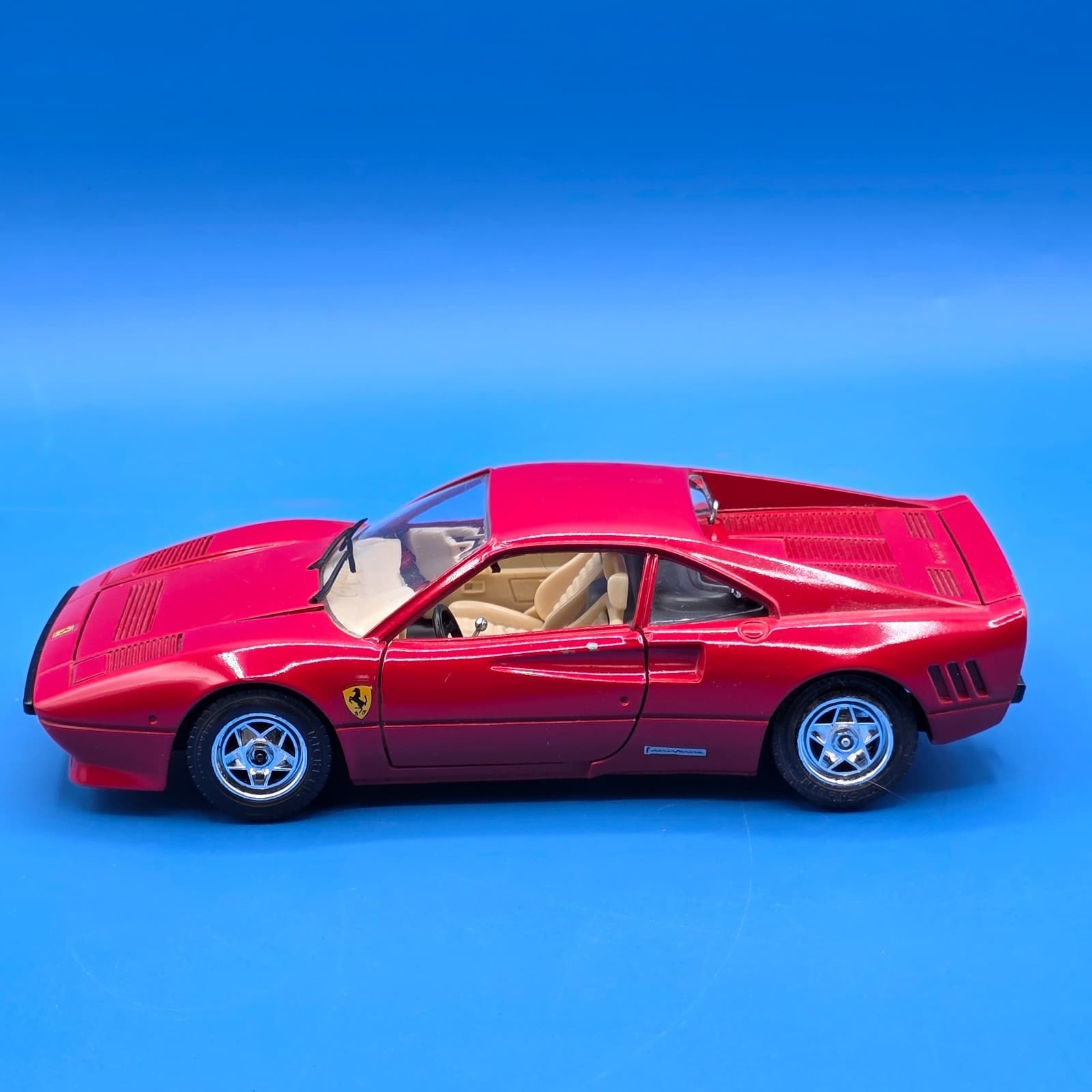 Burago Diecast Red Ferrari GTO 1984 Made in Italy 1:24 BBurago #0172 - Thumbnail 12