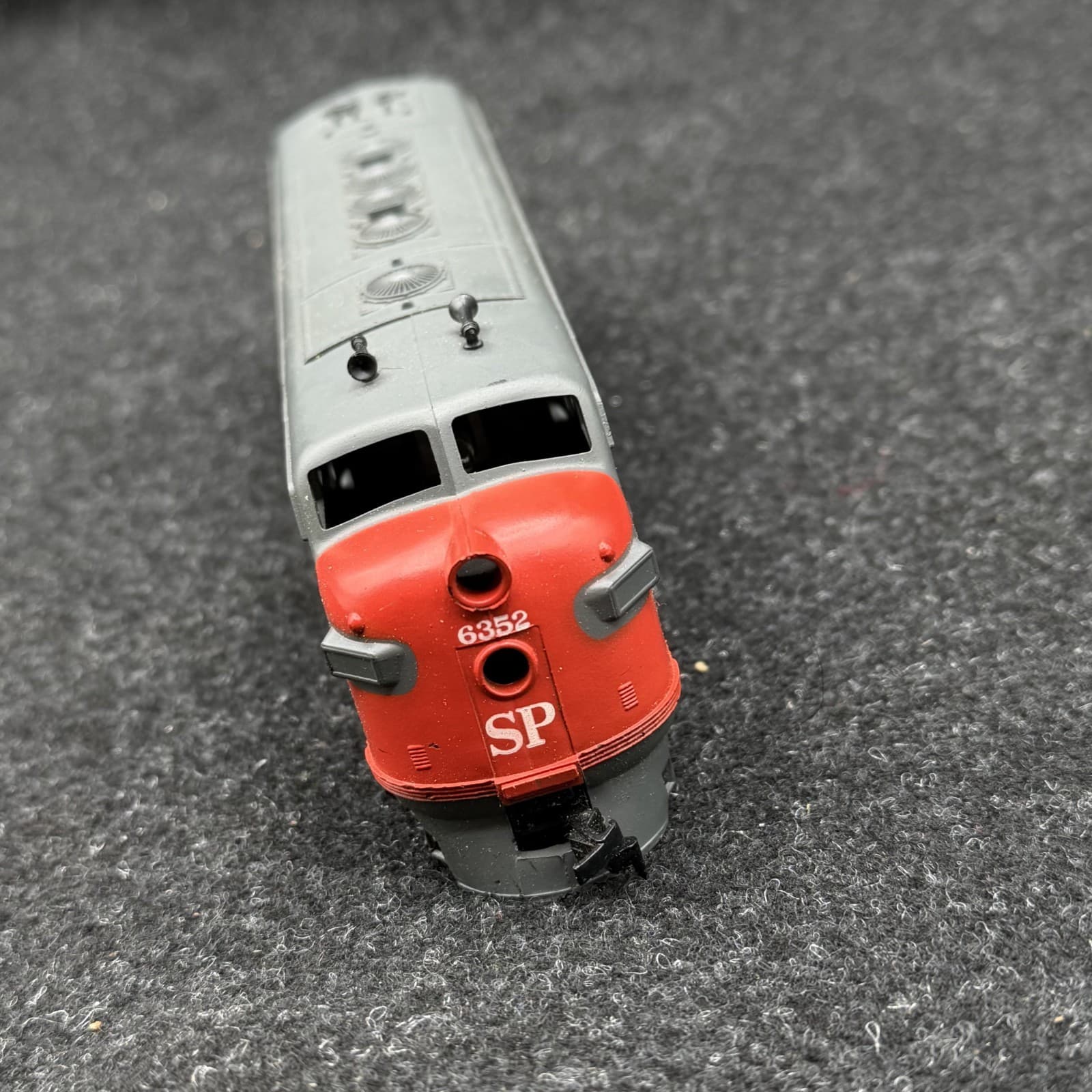 Athearn 3223 HO Scale Souther Pacific DMY F7A "Bloody Nose" #6352 - Thumbnail 7