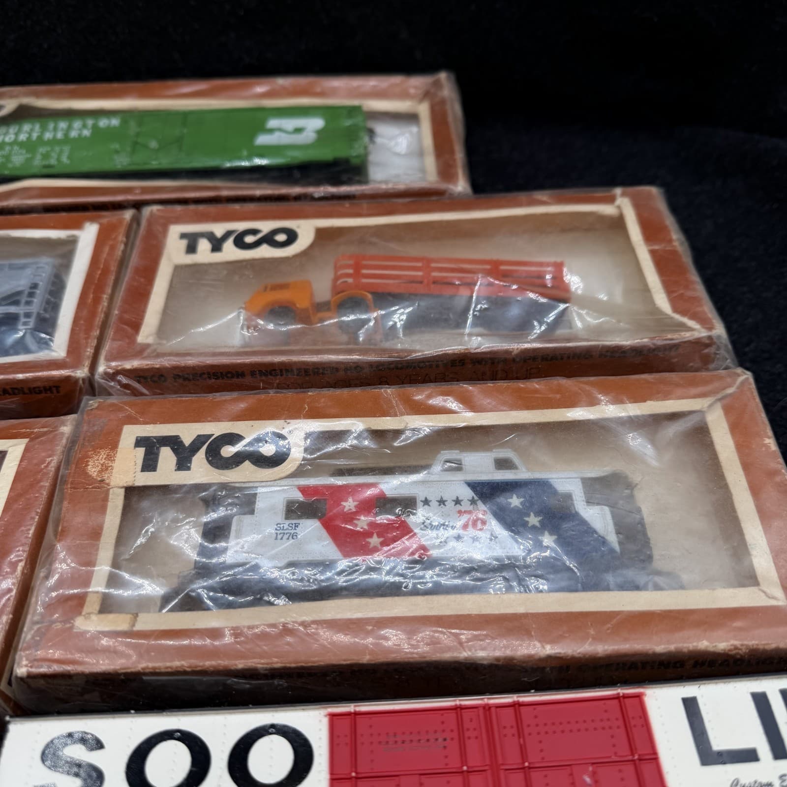 Lot of 8 Vintage Tyco HO Scale Train Cars In Boxes - Thumbnail 6