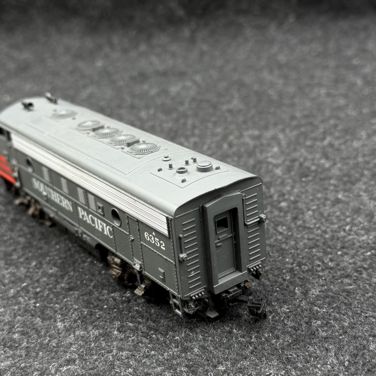 Athearn 3223 HO Scale Souther Pacific DMY F7A "Bloody Nose" #6352 - Thumbnail 9