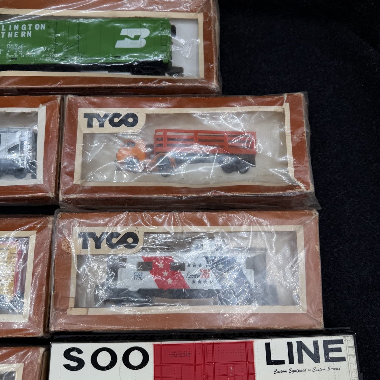 Lot of 8 Vintage Tyco HO Scale Train Cars In Boxes - Thumbnail 4