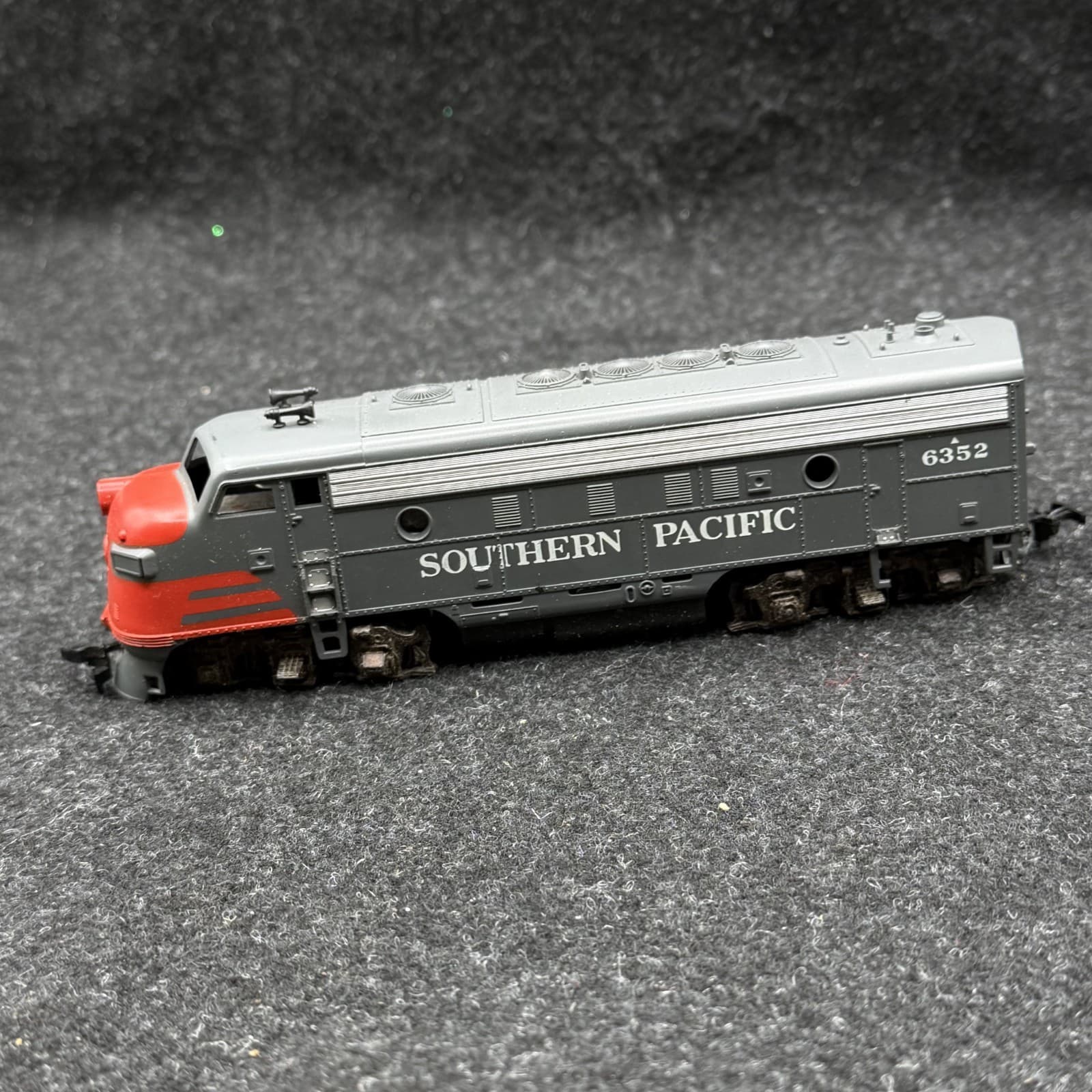 Athearn 3223 HO Scale Souther Pacific DMY F7A "Bloody Nose" #6352 - Thumbnail 8
