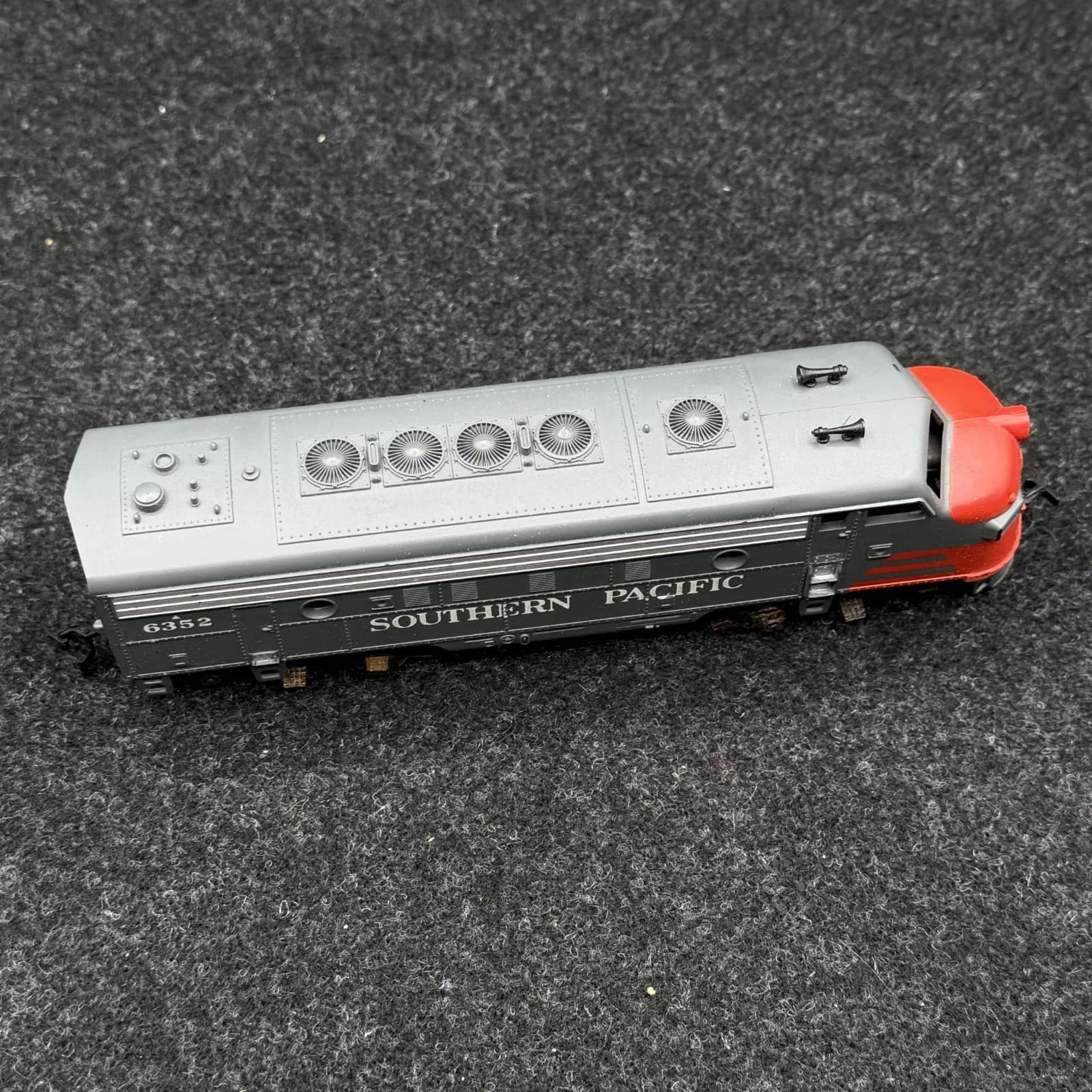 Athearn 3223 HO Scale Souther Pacific DMY F7A "Bloody Nose" #6352 - Thumbnail 6