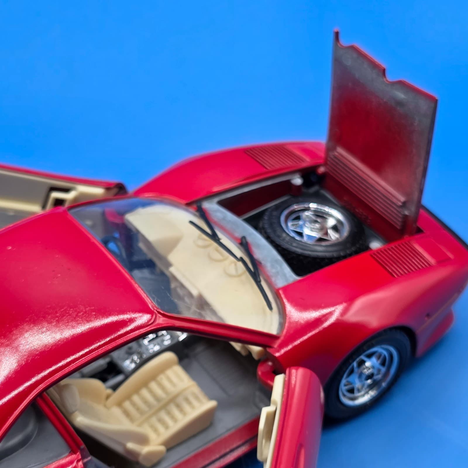 Burago Diecast Red Ferrari GTO 1984 Made in Italy 1:24 BBurago #0172 - Thumbnail 5