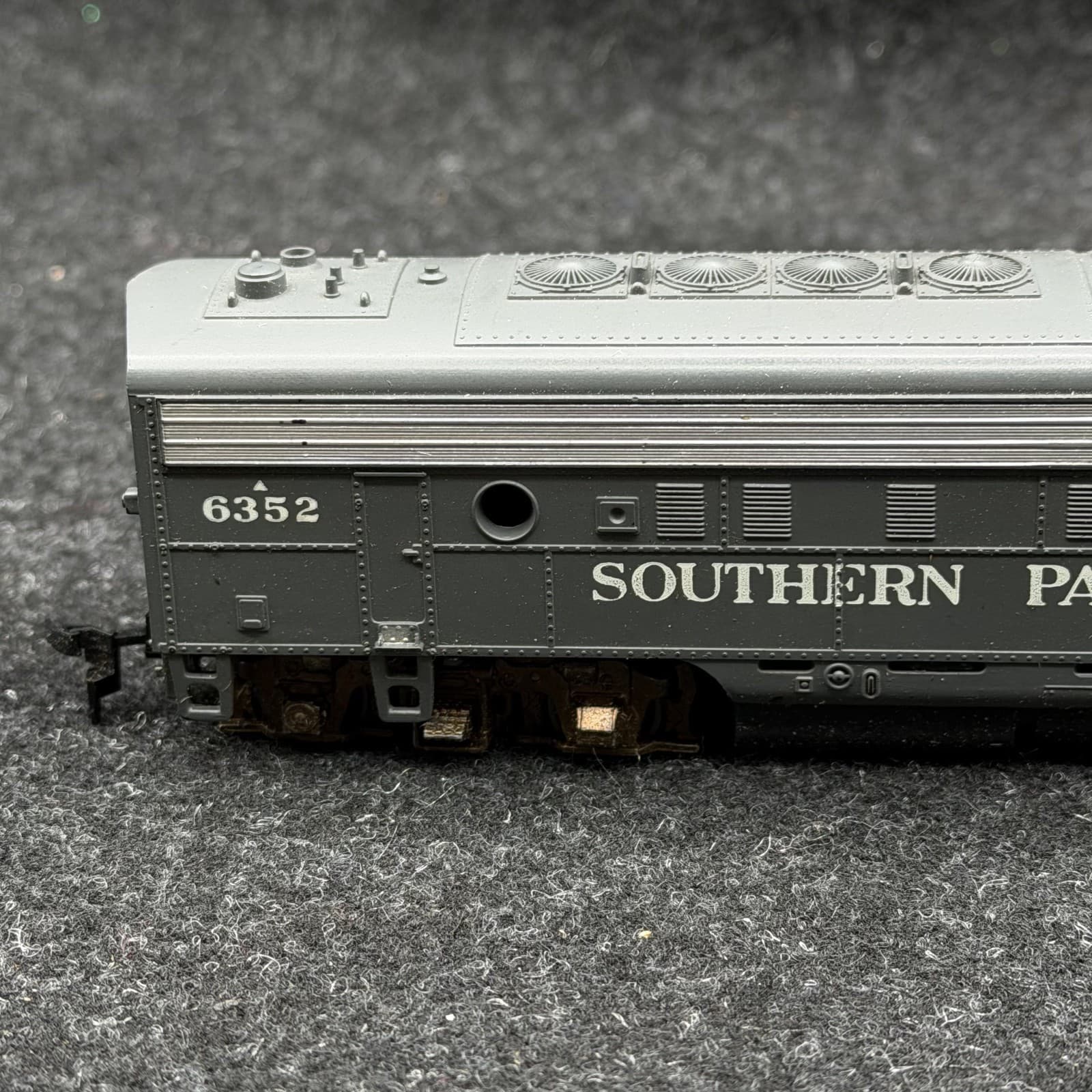Athearn 3223 HO Scale Souther Pacific DMY F7A "Bloody Nose" #6352 - Thumbnail 5
