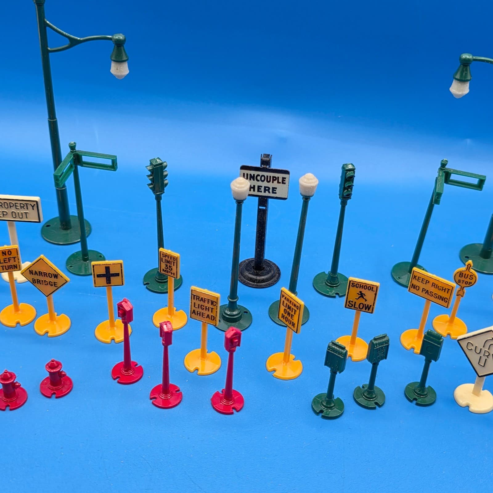 Plasticville by Bachmann Street Accessories Poles, Signs - Thumbnail 5