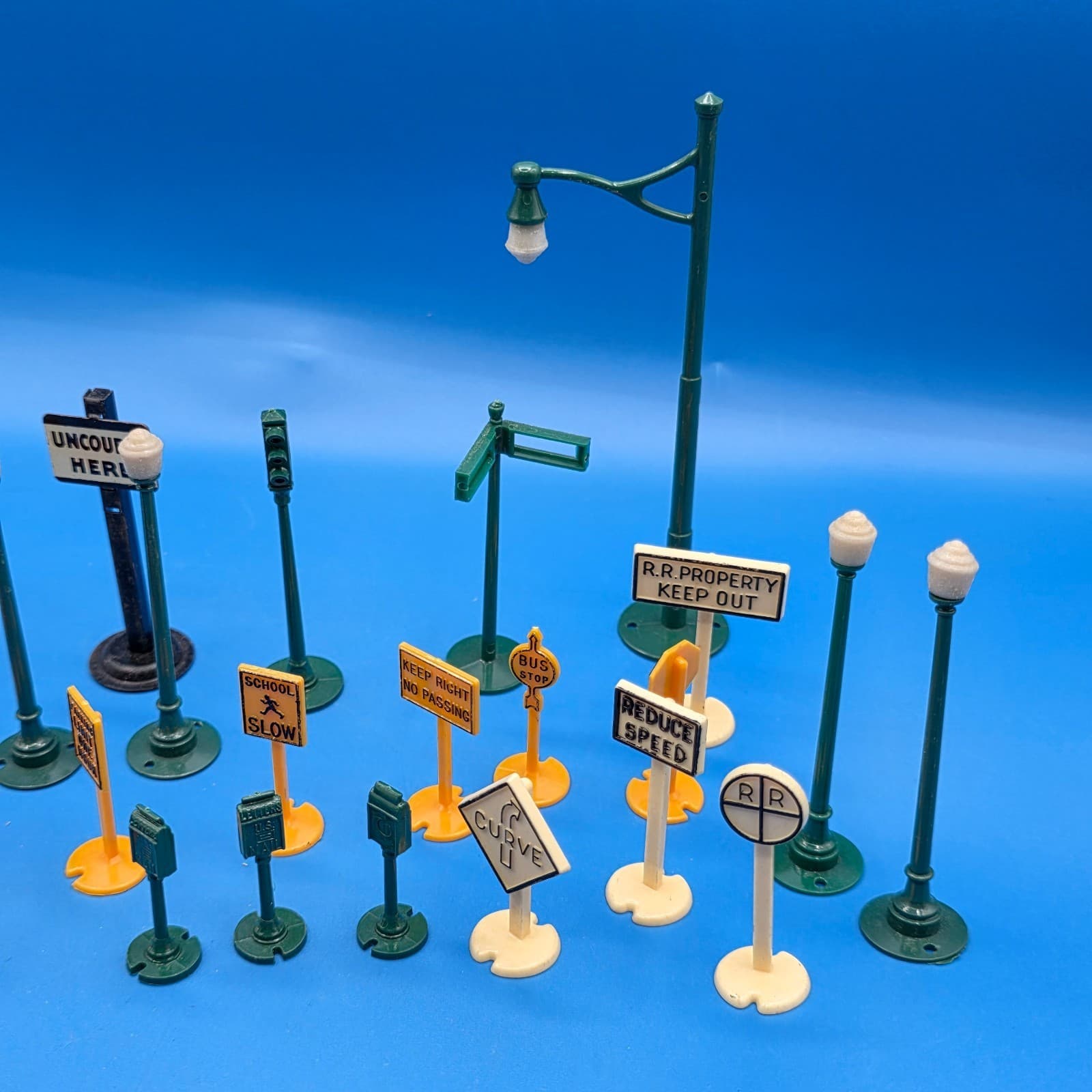Plasticville by Bachmann Street Accessories Poles, Signs - Thumbnail 6