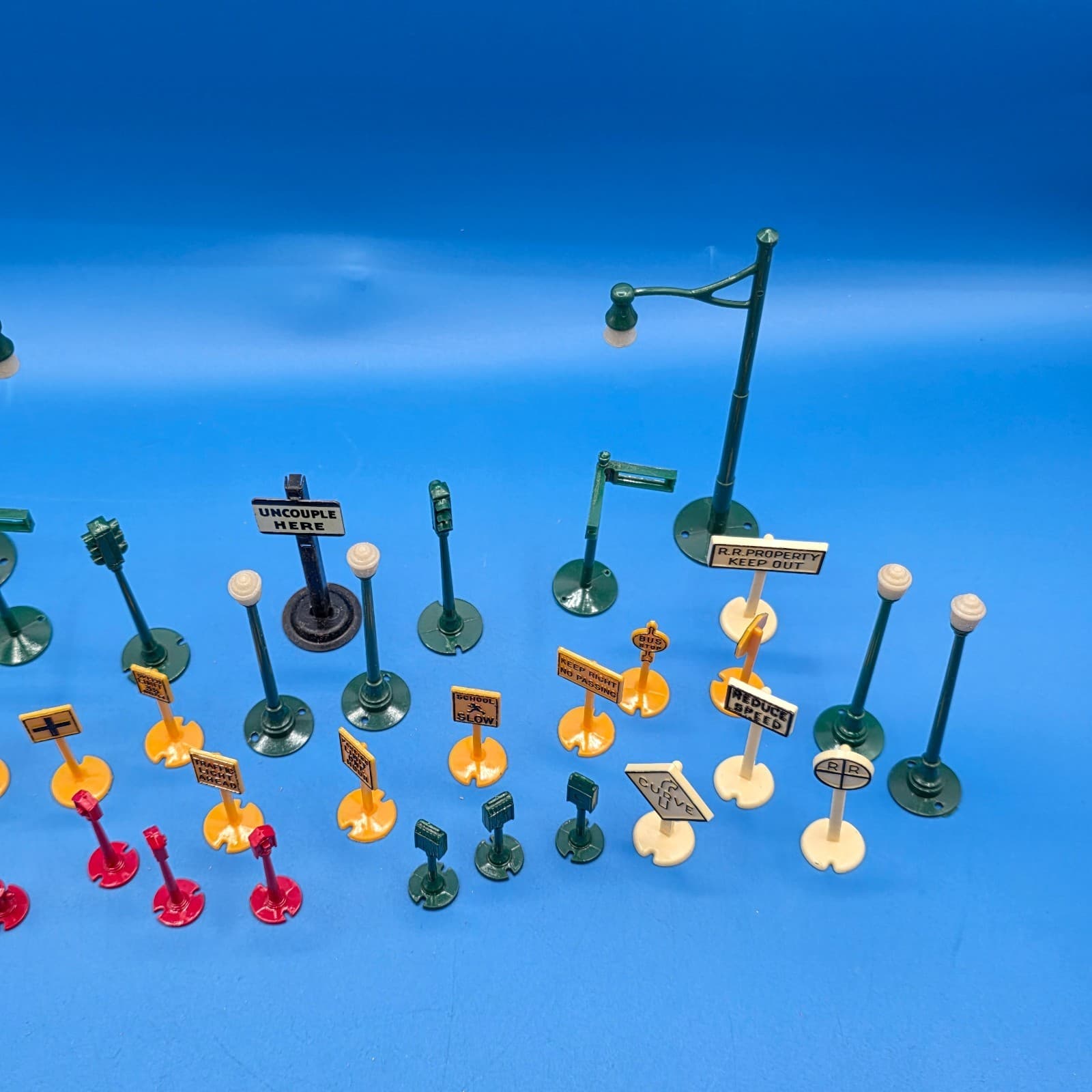 Plasticville by Bachmann Street Accessories Poles, Signs - Thumbnail 2