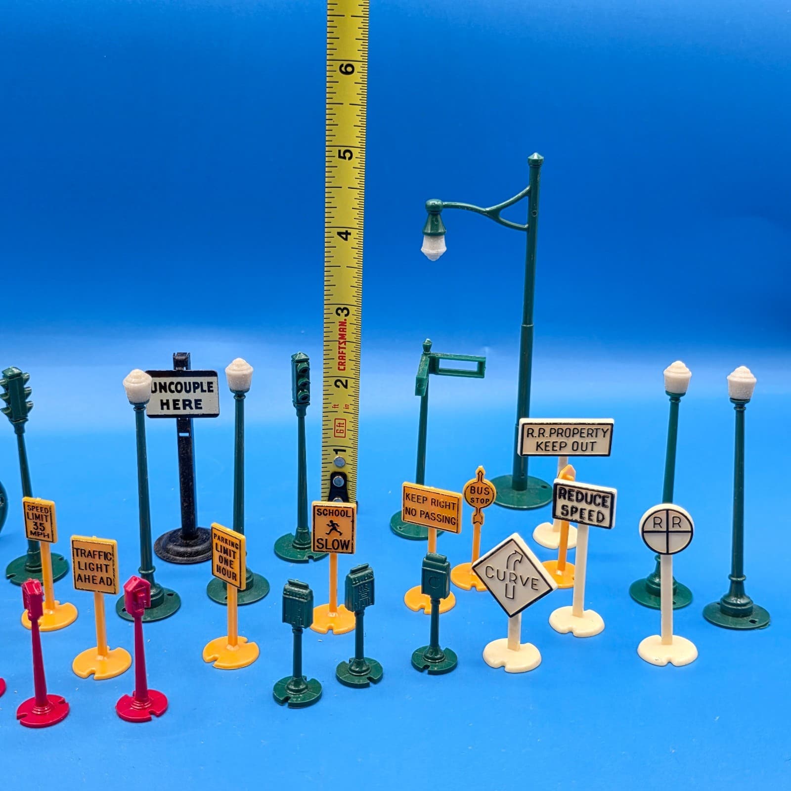 Plasticville by Bachmann Street Accessories Poles, Signs - Thumbnail 7