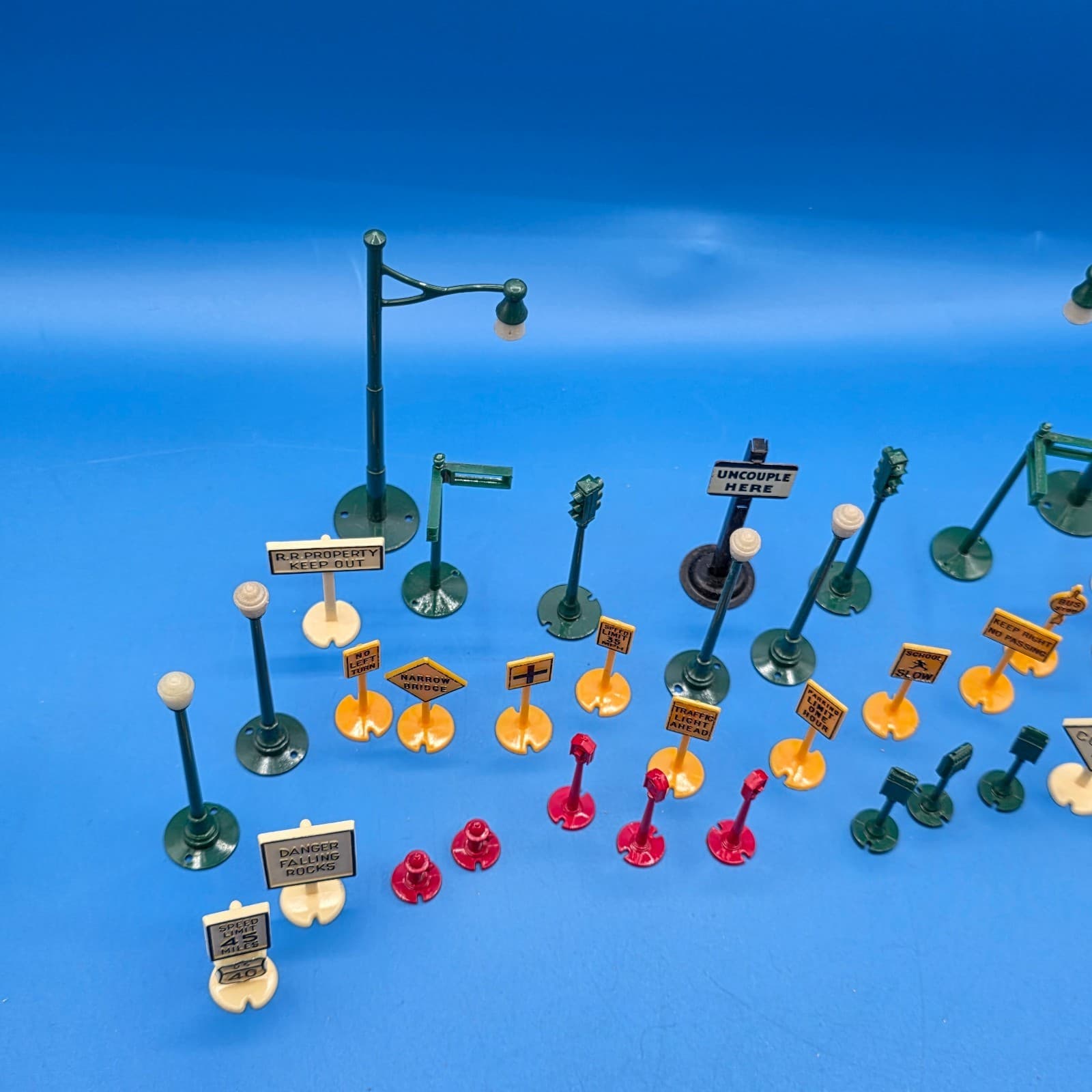 Plasticville by Bachmann Street Accessories Poles, Signs - Thumbnail 3