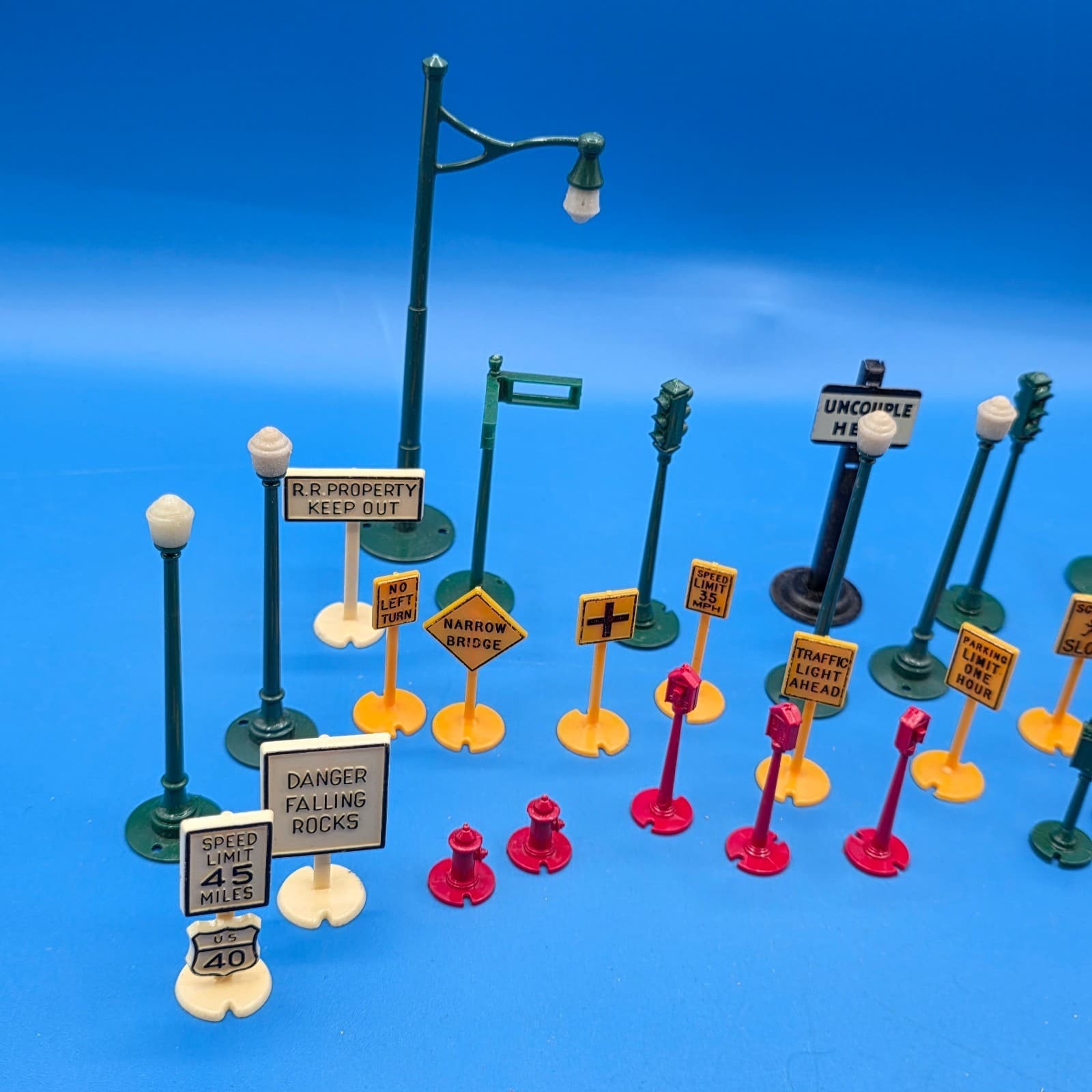 Plasticville by Bachmann Street Accessories Poles, Signs - Thumbnail 4