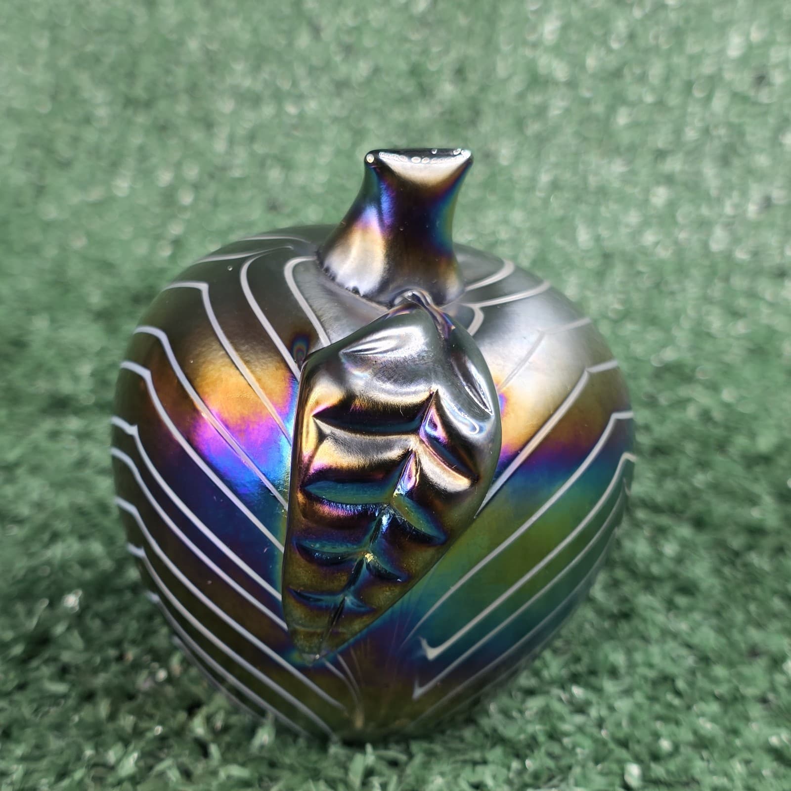 Vintage Iridescent White Pulled Feather 3" Art Glass Apple Paperweight - Thumbnail 4