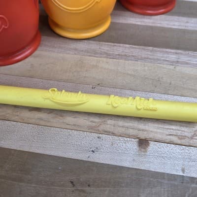 Vintage Kool-Aid Bundle: 5 Plastic Cups & 1 Yellow Happy Face Splenda Spoon Used - Thumbnail 2