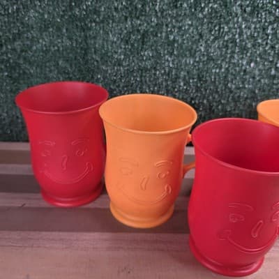 Vintage Kool-Aid Bundle: 5 Plastic Cups & 1 Yellow Happy Face Splenda Spoon Used - Thumbnail 4
