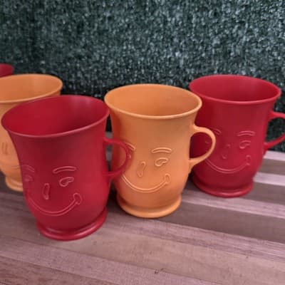Vintage Kool-Aid Bundle: 5 Plastic Cups & 1 Yellow Happy Face Splenda Spoon Used - Thumbnail 3