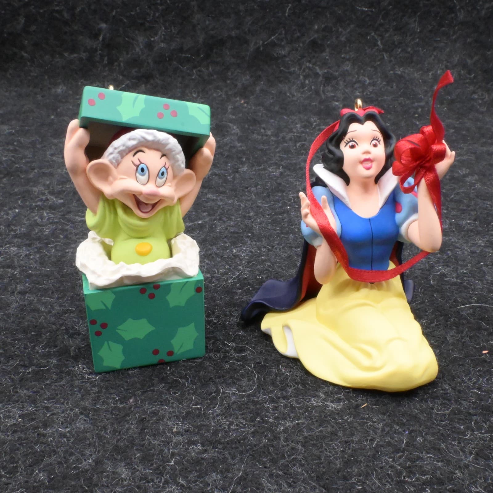 HALLMARK KEEPSAKE ORNAMENT DISNEY SNOW WHITE SET OF TWO IN BOX HAPPY DWARF - Thumbnail 3