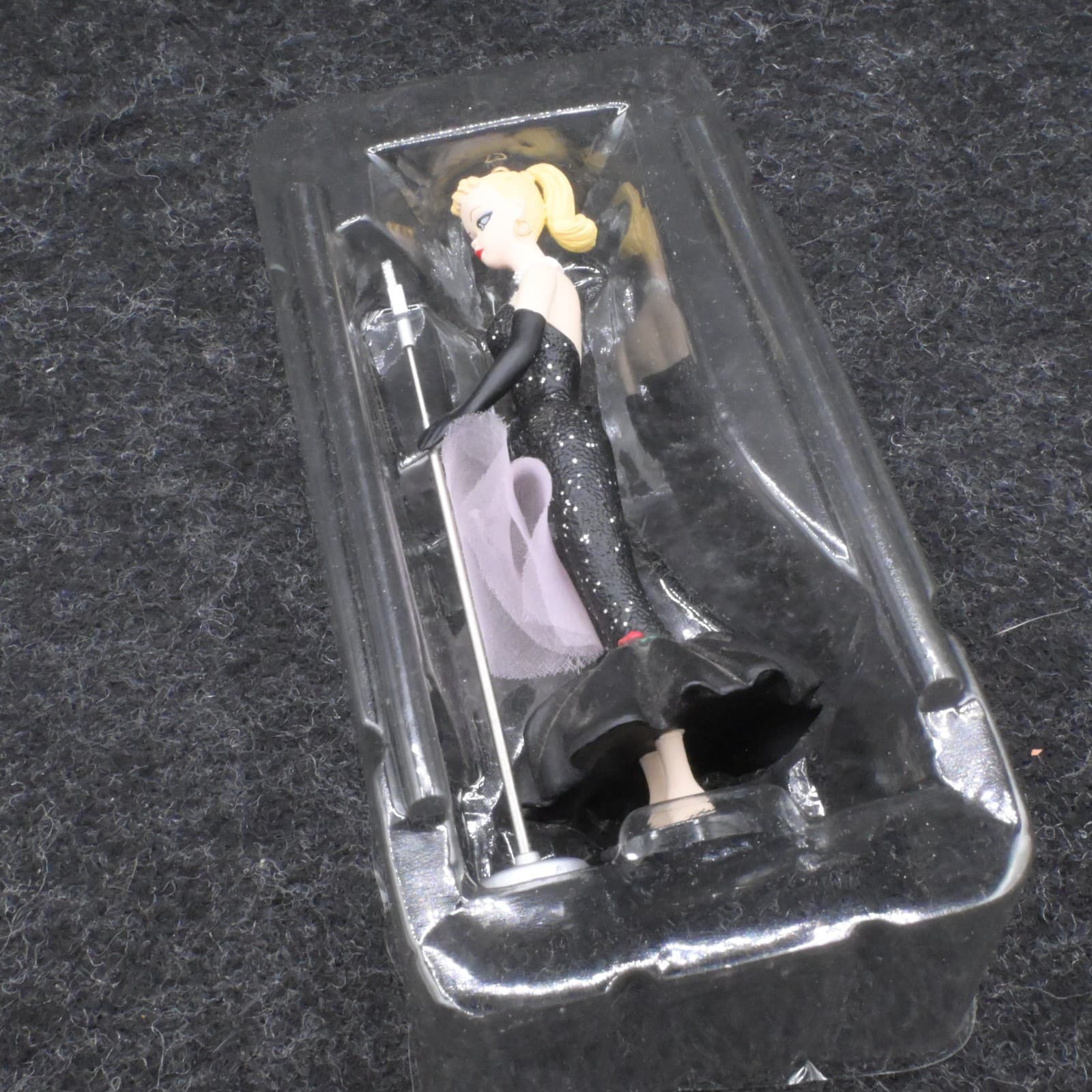 Hallmark Keepsake Barbie Solo in the Spotlight 1995 Ornament Collectors Series - Thumbnail 4