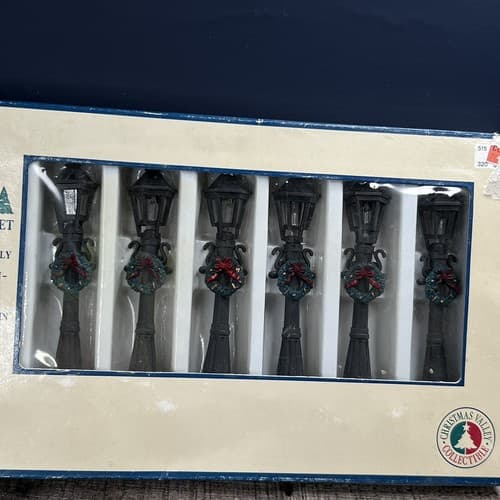 Vintage 1995 Christmas Valley Village Street Light Set w/ Wreath 6 Piece - Thumbnail 3