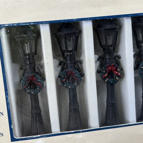 Vintage 1995 Christmas Valley Village Street Light Set w/ Wreath 6 Piece - Thumbnail 4