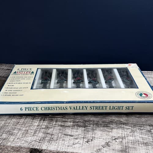 Vintage 1995 Christmas Valley Village Street Light Set w/ Wreath 6 Piece - Thumbnail 5
