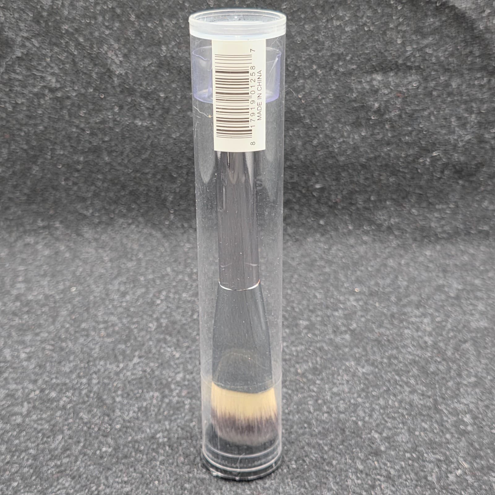 IT Cosmetics Round Powder Brush Synthetic Fiber Black Silver White in Clear Tube - Thumbnail 3