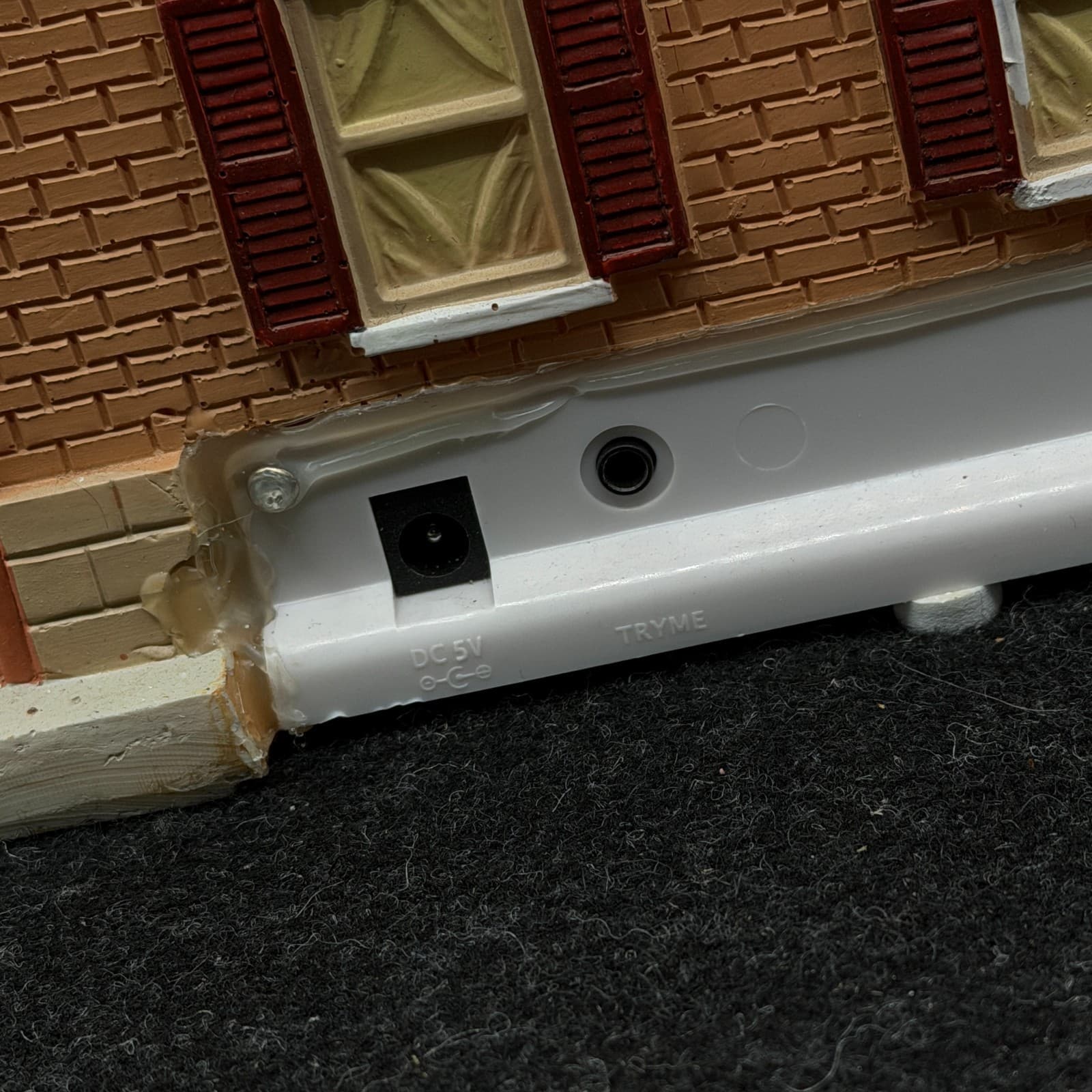 *DOES NOT WORK* Elvis Presley Heartbreak Hotel Porcelain Building - Thumbnail 6
