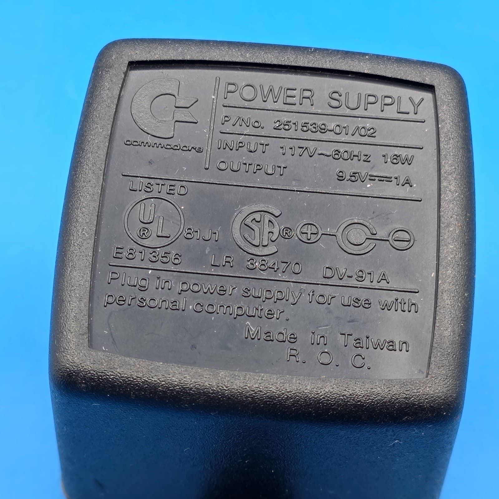 Commodore 251539-01/02 AC Power Supply Output 9.5V 1A 117V / 60HZ Taiwan - Thumbnail 2