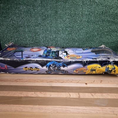 BATMAN 2003 The Rides Of Six Flags BATMAN KNIGHT FLIGHT Battle For Gotham NIB - Thumbnail 3