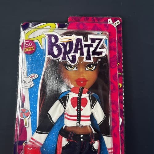 Bratz Fashion Pack Sporty Outfit Clothes Accessories NOS - Sealed - Thumbnail 2