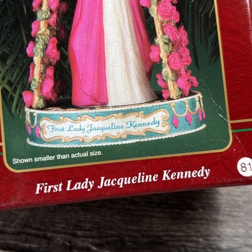 CARLTON CARDS HEIRLOOM CHRISTMAS ORNAMENT - FIRST LADY JACQUELINE KENNEDY 1999 - Thumbnail 4