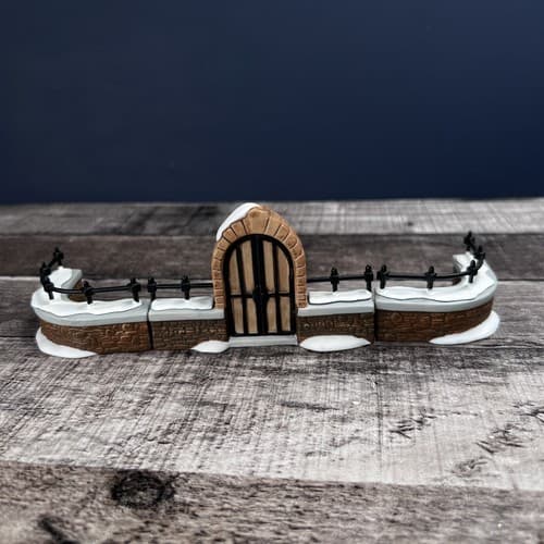 Department 56 The Heritage Village Churchyard Gate and Fence. Christmas - Thumbnail 3